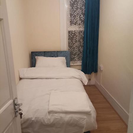 Single Bedroom Near London Seven Kings Train Station Илфорд Экстерьер фото