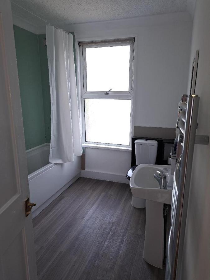 Single Bedroom Near London Seven Kings Train Station Илфорд Экстерьер фото